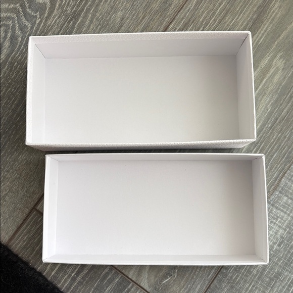 Dior Textured White Box with Gold Logo - Picture 3 of 4